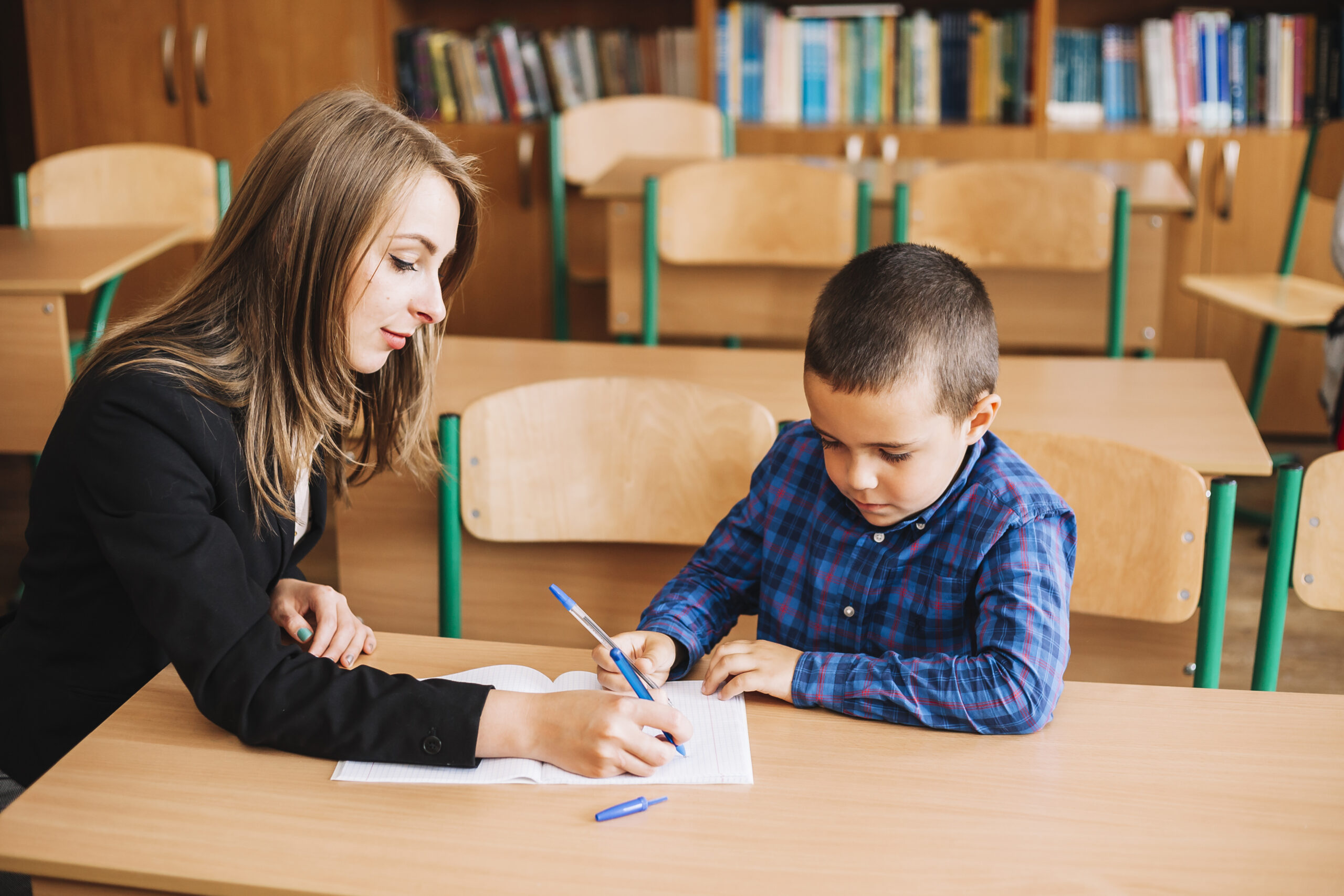 teacher-help-pupil